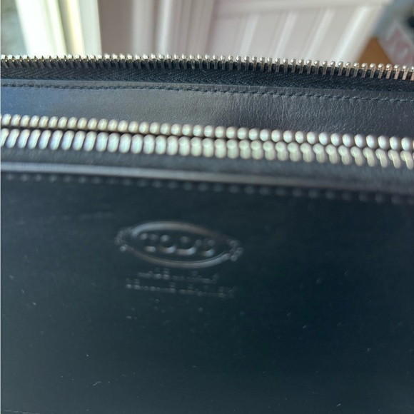 NWOT Tod’s Women’s Leather Wallet in Black , a few light scuffs but never used - Picture 8 of 8